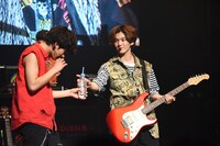 褒めてくれた北村匠海（左）に優しくする矢部昌暉（右）。