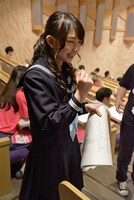 試験を受ける宣伝部員にエールを送る辻野かなみ。