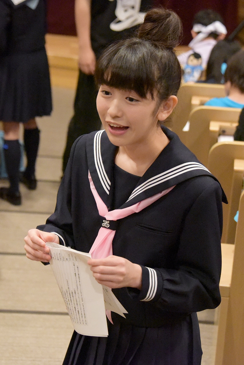 試験官として会場内を歩き回る小泉遥香。