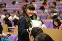 試験官として会場内を歩き回る吉川ひより。