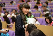 試験官として会場内を歩き回る吉川ひより。