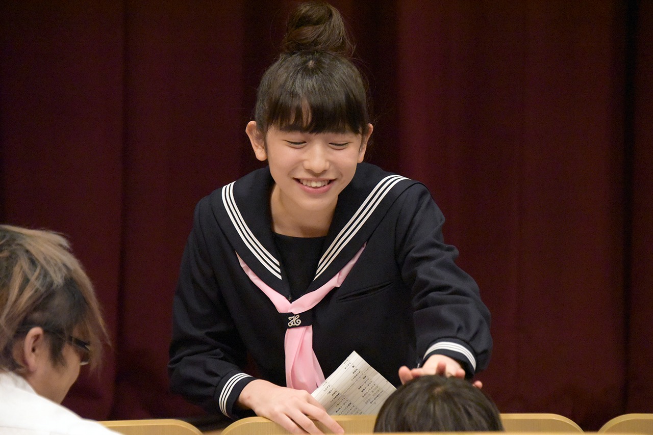 子供の宣伝部員の頭をなでる小泉遥香。