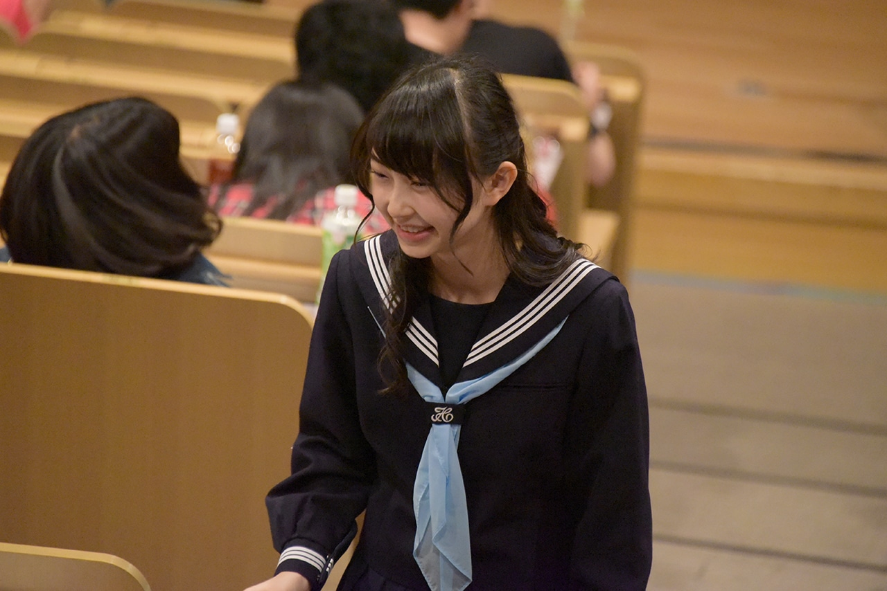 試験官として会場内を歩き回る辻野かなみ。