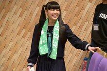 試験を受ける宣伝部員に話しかける吉川ひより。