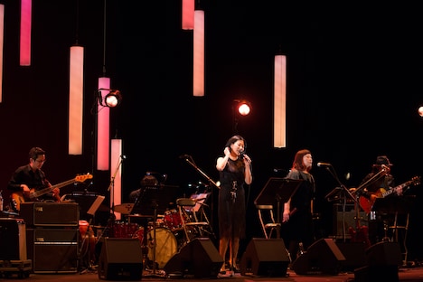 「15th anniversary concert 畠山美由紀 ソロ・デビュー 15周年記念 大感謝祭▽」の様子。（撮影：仁礼博）