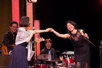 アン・サリーと畠山美由紀。（撮影：仁礼博）