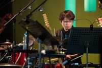 坂田学（Dr）（撮影：仁礼博）