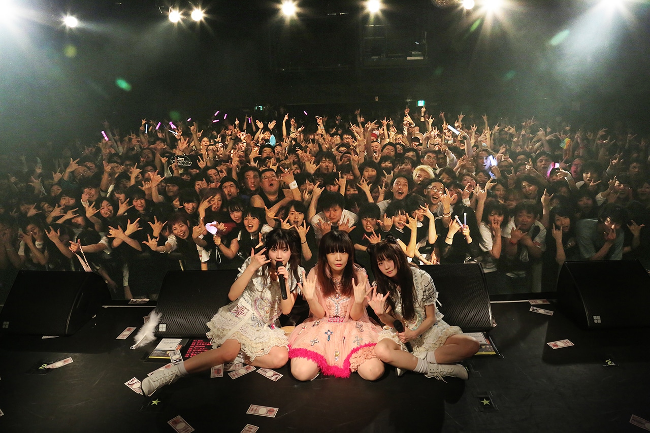 The Idol Formerly Known As LADYBABYと大森靖子のツーマンライブ「ネオ・ダダイズムパレード Vol.2」東京・WWW X公演で行われた記念撮影。（Photo by YUKI SHIMBO）