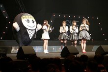 SKE48「SKE48 47都道府県全国ツアー ～機は熟した。全国へ行こう！～」滋賀公演の様子。 左は滋賀県甲賀市の地域キャラクター、にんじゃえもん。 （写真提供：エイベックス）