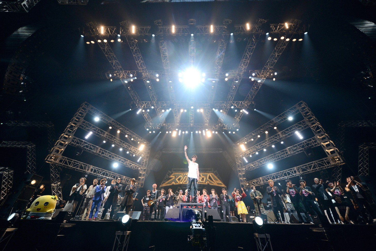 「SUGA SHIKAO 20th ANNIVERSARY『スガフェス！～20年に一度のミラクルフェス～』」の様子。（撮影：半田安政）