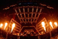 「SUGA SHIKAO 20th ANNIVERSARY『スガフェス！～20年に一度のミラクルフェス～』」の様子。（撮影：半田安政）