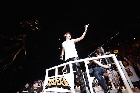 アリーナを一周するスガシカオ。(撮影:半田安政)