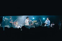 スカートと吉田靖直（Vo / トリプルファイヤー）。（撮影：廣田達也）