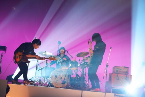 左から露崎義邦（B）、やおたくや（Dr）、三澤勝洸（G）。（Photo by Yosuke Torii, Miku Nakajima）