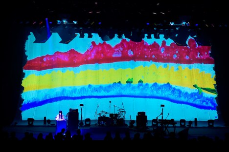 マーブリングを披露する大胡田なつき（Vo）。（Photo by Yosuke Torii, Miku Nakajima）