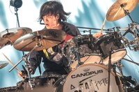 やおたくや（Dr）（Photo by Yosuke Torii, Miku Nakajima）