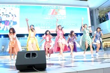 「FOREVER YOUNG」をパフォーマンスするアップアップガールズ（仮）。