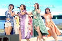 「FOREVER YOUNG」をパフォーマンスするアップアップガールズ（仮）。