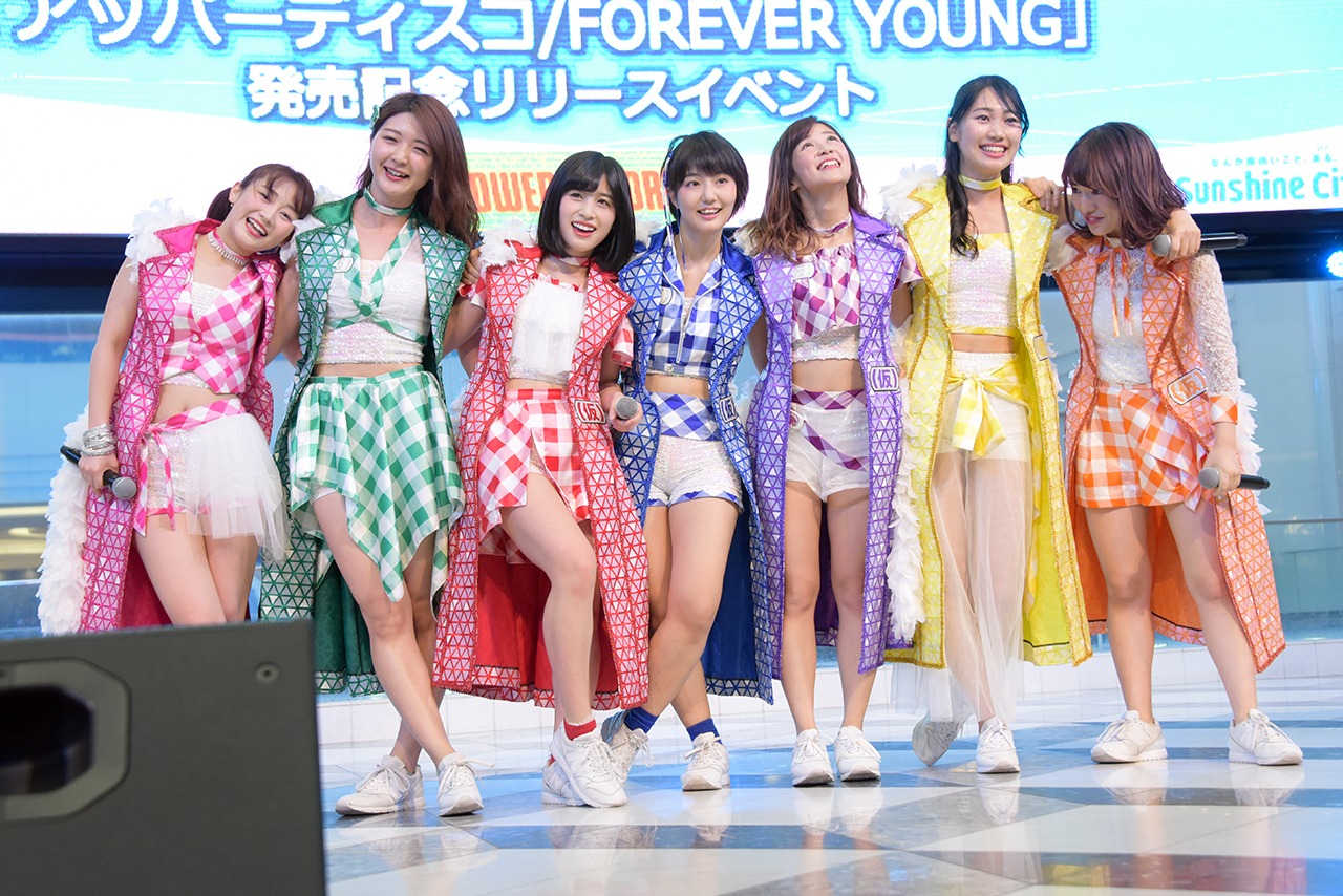 「FOREVER YOUNG」をパフォーマンスするアップアップガールズ（仮）。