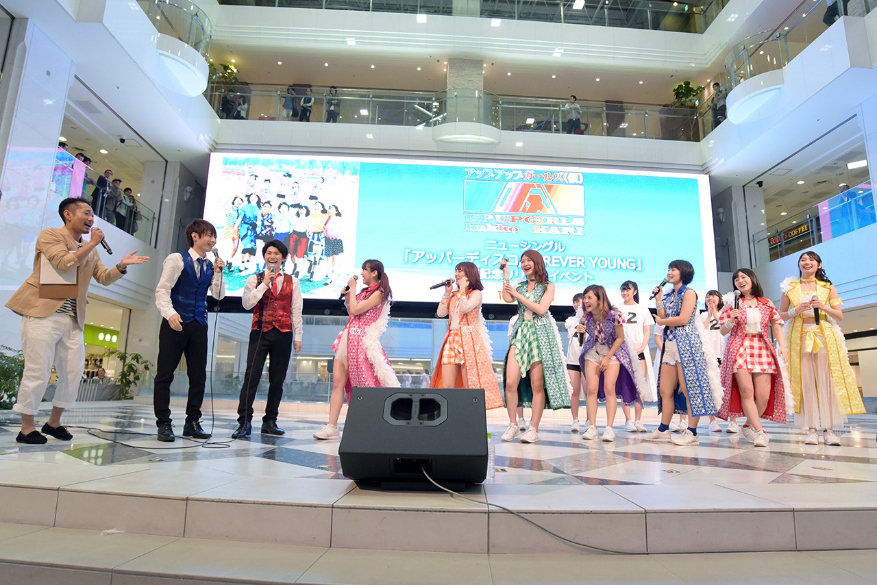 アップアップガールズ（仮）「アップアップガールズ（仮）新たなエンターテインメントに挑戦！“てじな～にゃ de ディスコ～にゃ”」東京・池袋サンシャインシティ噴水広場公演の様子。