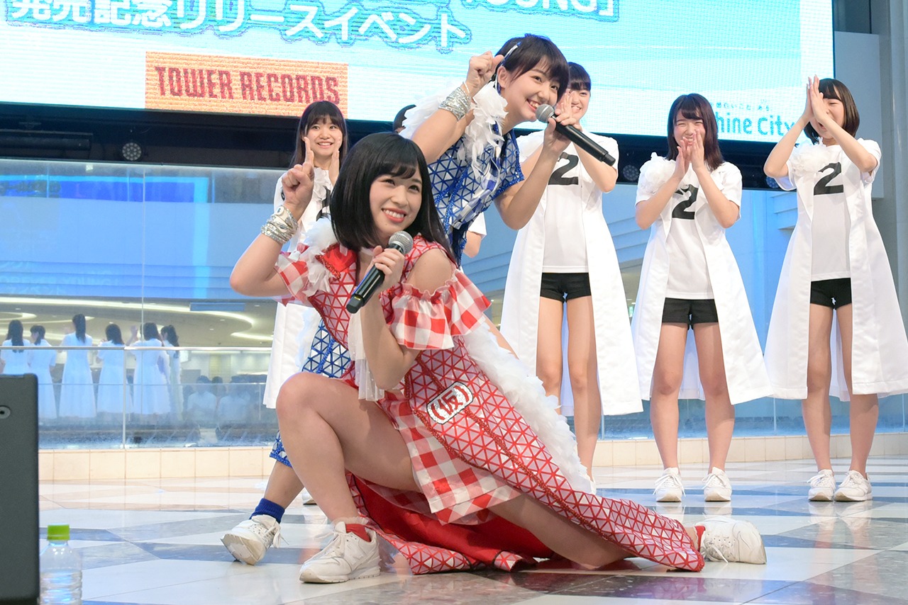 山上兄弟の「てじなーにゃ」のポーズを披露する仙石みなみと新井愛瞳。