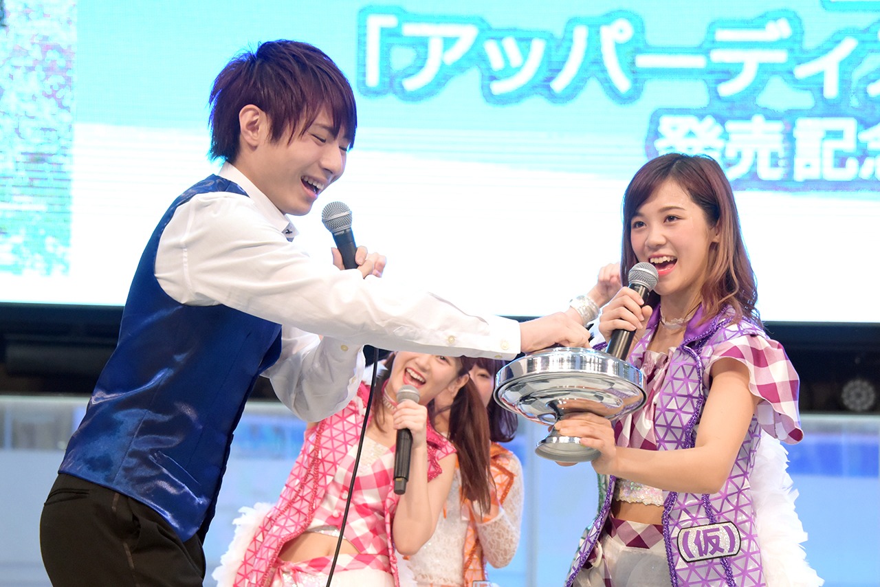 佐藤綾乃とマジックを披露する山上兄弟の山上佳之介。