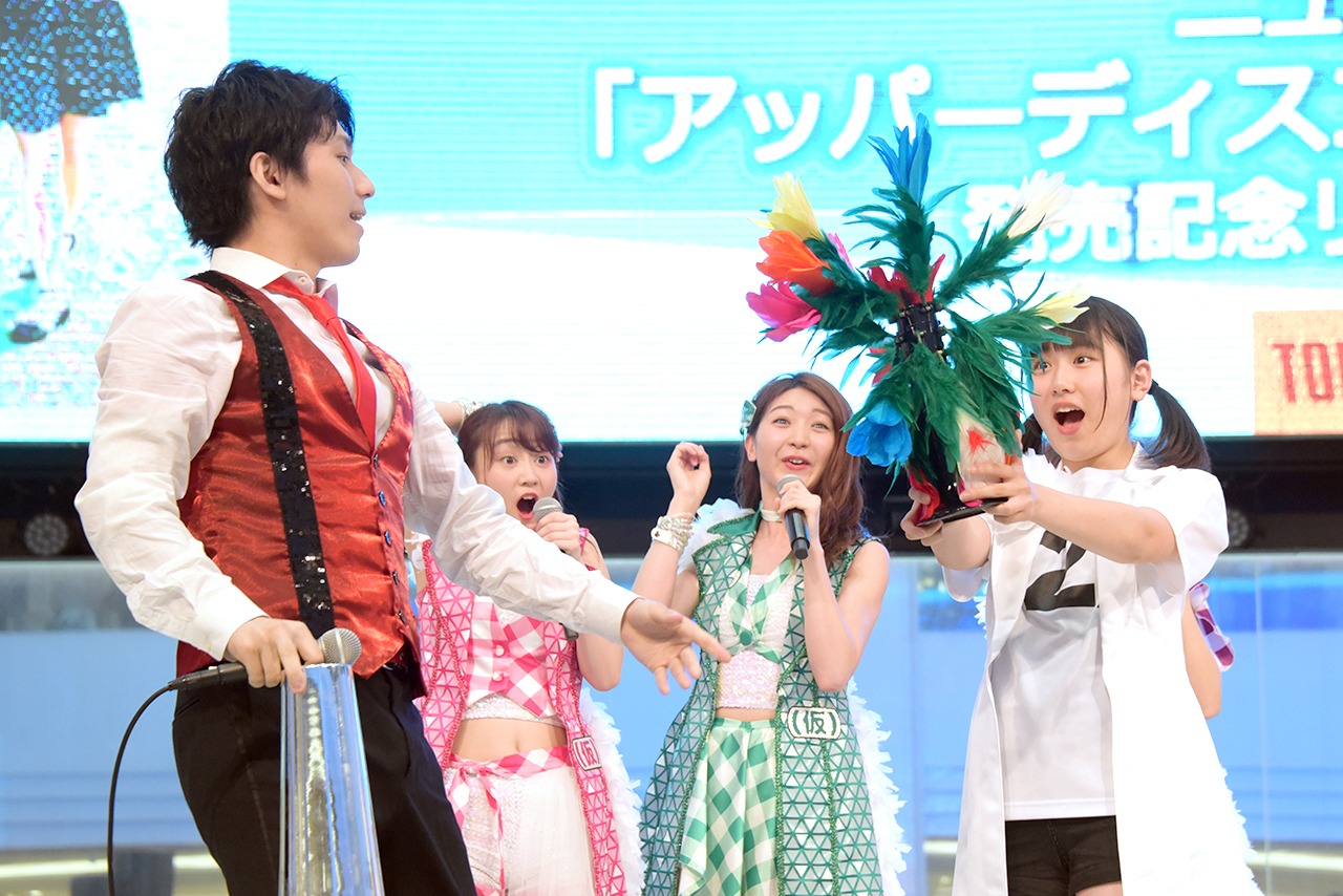 山上兄弟の山上暁之進のマジックに驚くアップアップガールズ（2）の中沖凜。