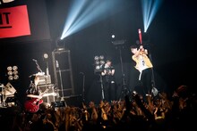 BLUE ENCOUNT「BLUE ENCOUNT TOUR 2017 break "THE END"」福岡・福岡国際センター公演の様子。（撮影：浜野カズシ）