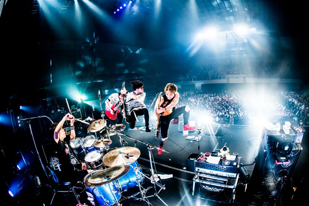 BLUE ENCOUNT「BLUE ENCOUNT TOUR 2017 break "THE END"」福岡・福岡国際センター公演の様子。（撮影：浜野カズシ）
