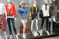 踊りだすJYマネキン。