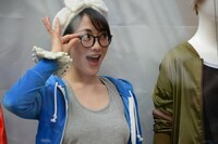 フォトセッションのため、再びマネキンになったJY。