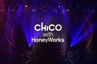 CHiCO with HoneyWorks「LAWSON presents CHiCO with HoneyWorks 東京・大阪Zeppワンマンライブ『今日もサクラ舞うZeppに』」東京・Zepp Tokyo公演の様子。（撮影：小川舞）
