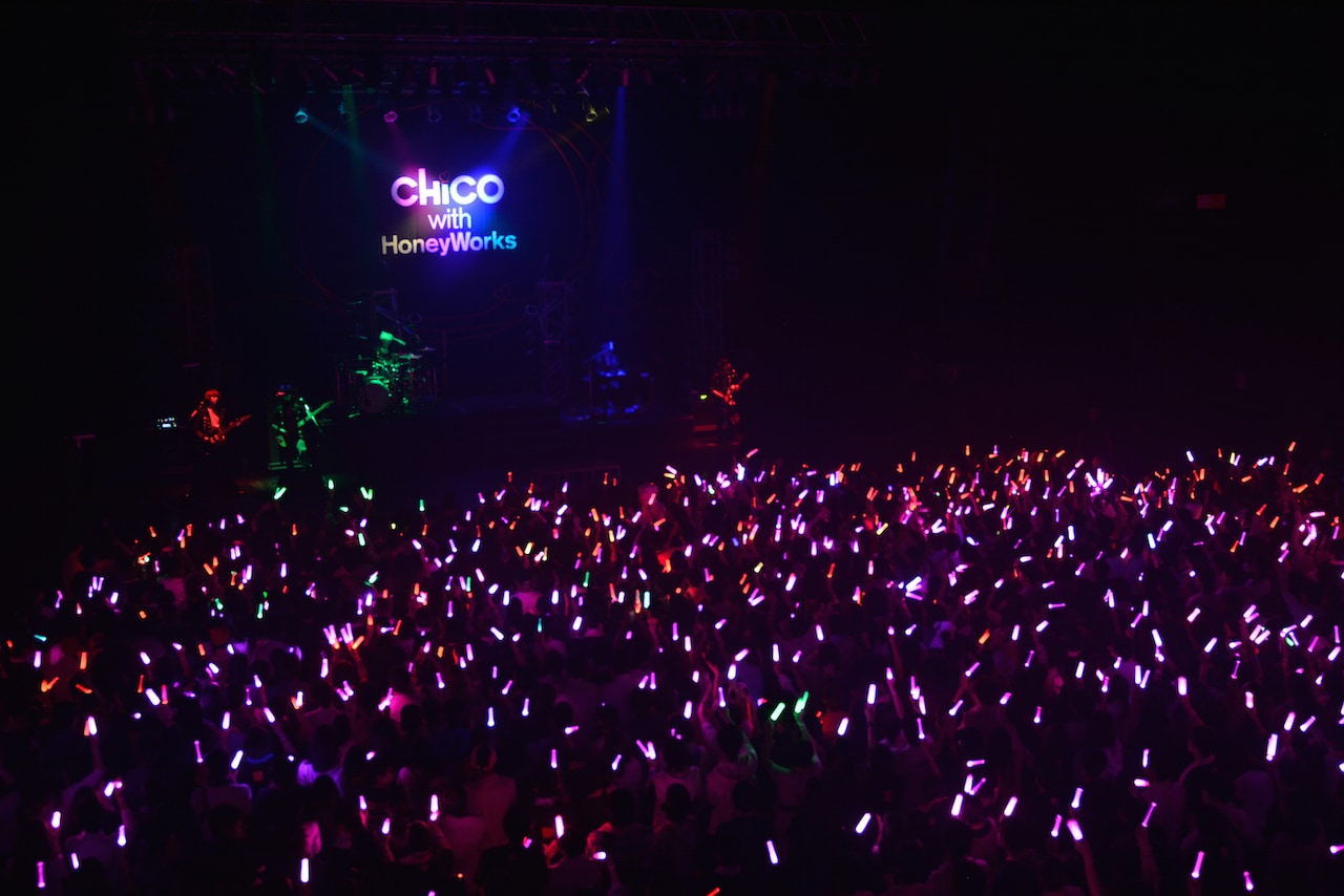 CHiCO with HoneyWorks「LAWSON presents CHiCO with HoneyWorks 東京・大阪Zeppワンマンライブ『今日もサクラ舞うZeppに』」東京・Zepp Tokyo公演の様子。（撮影：小川舞）