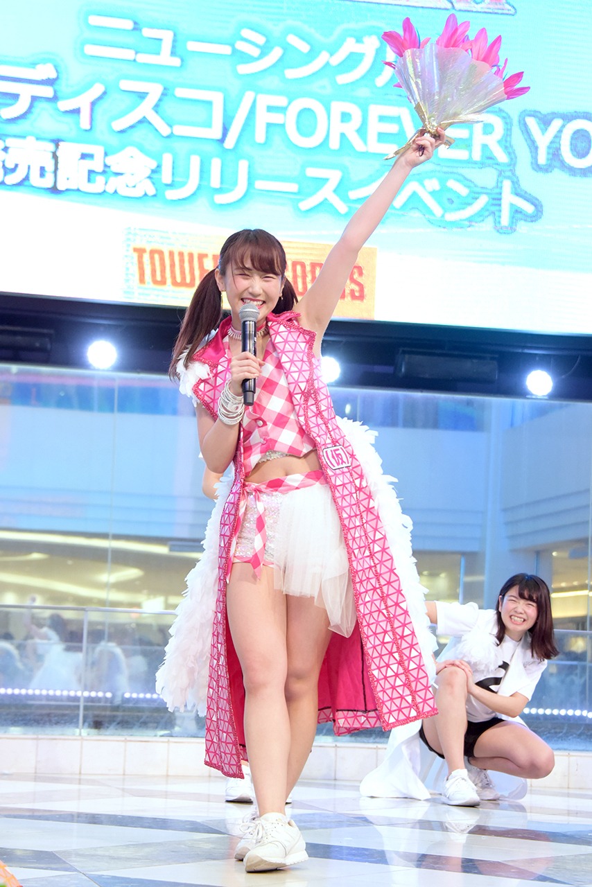 「アッパーディスコ」の曲中にマジックを披露する古川小夏。