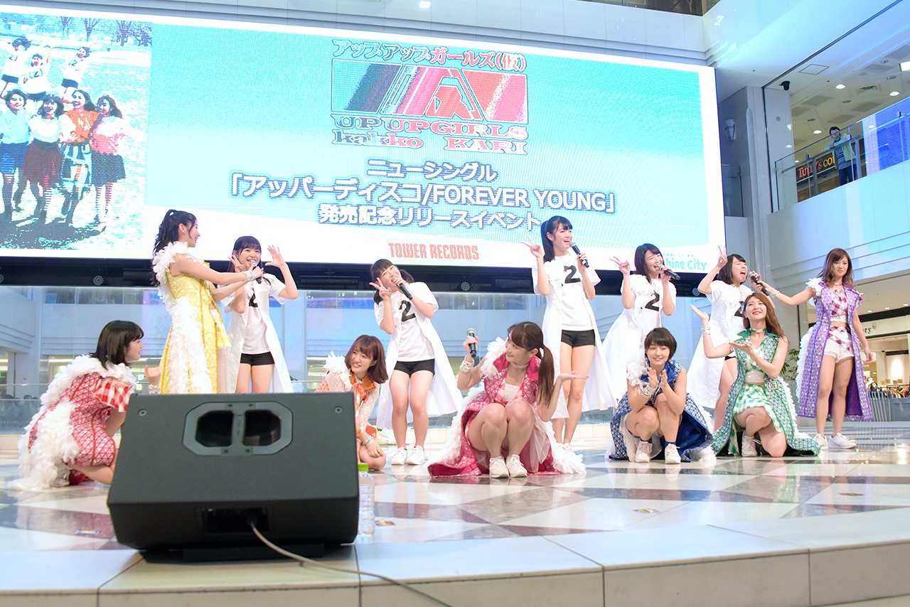 観客に挨拶するアップアップガールズ（2）。