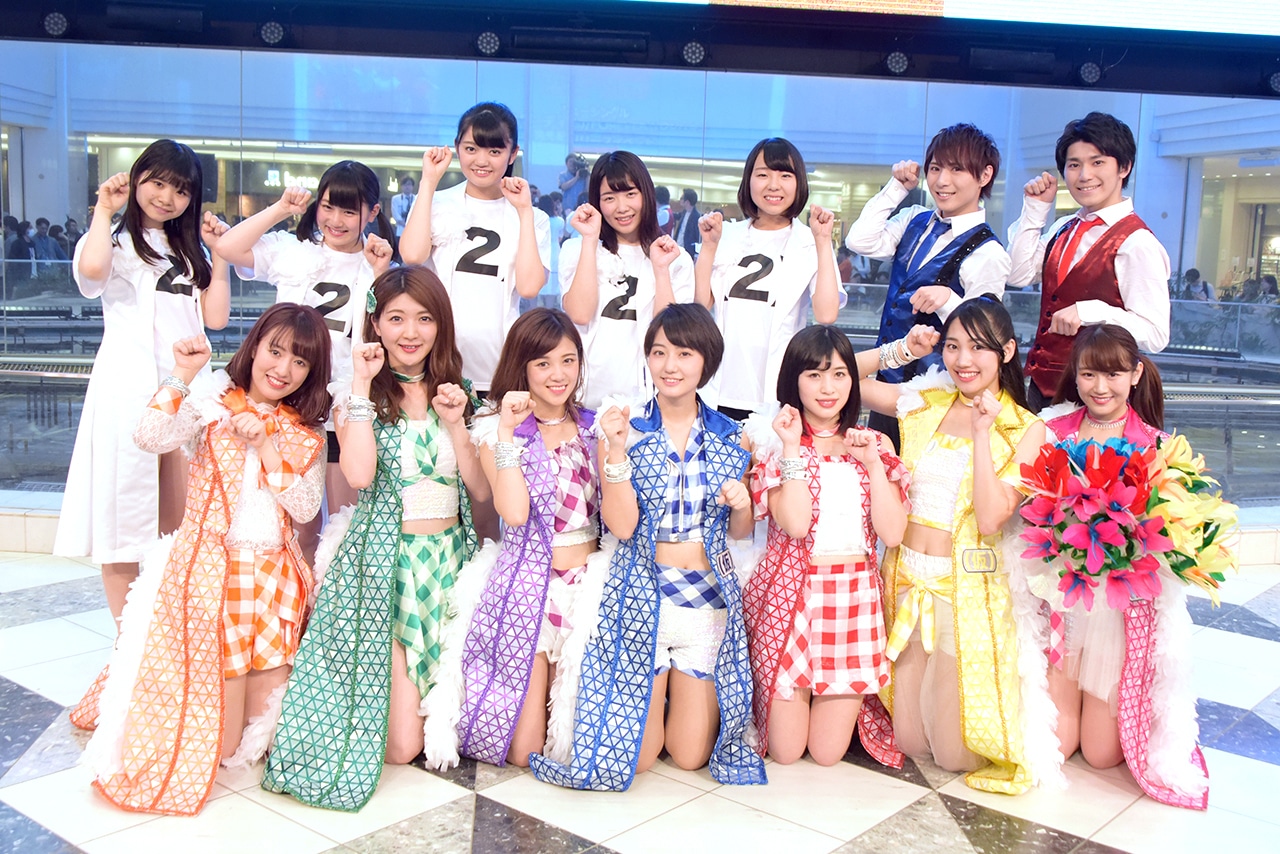 「てじなーにゃ」ポーズをするアップアップガールズ（仮）、アップアップガールズ（2）、山上兄弟。