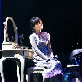 吉澤嘉代子が奥様になって「屋根裏獣」表現、バカリOLドラマ主題歌も披露