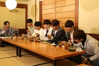 VIXXとカイ（左）。