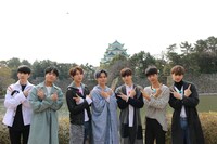 VIXXとカイ（中央）。