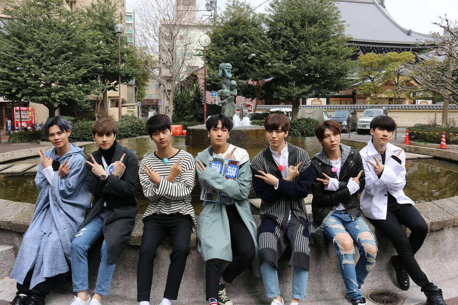 VIXXとカイ（左）。