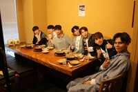 VIXXとカイ（右）。