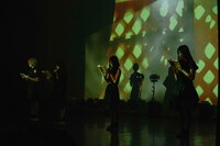 ポエトリーリーディング「opening」を披露するMaison book girl。（撮影：稲垣謙一）