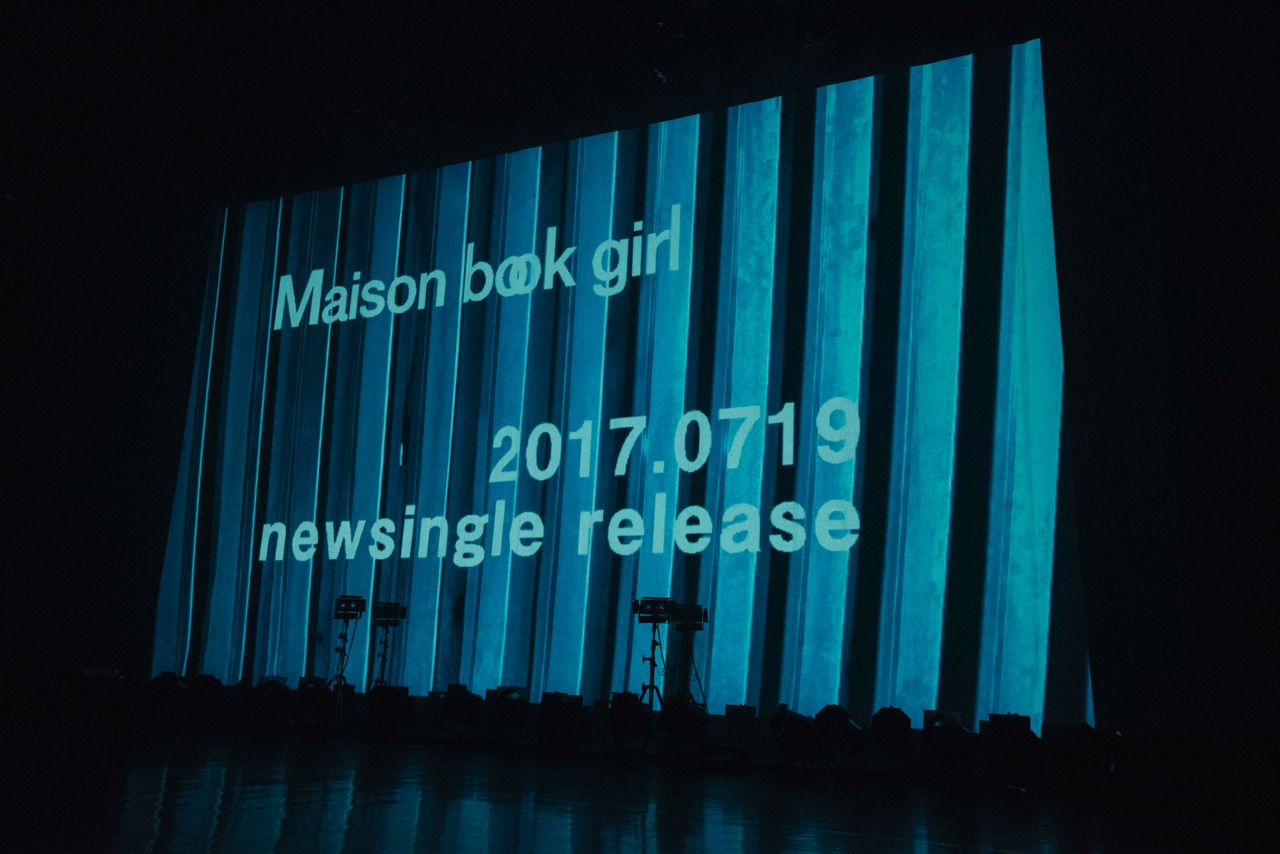 アンコール終了後に上映された、ニューシングル発売決定の告知映像。（撮影：稲垣謙一）
