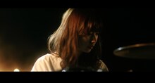 SILENT SIREN「AKANE」ミュージックビデオのワンシーン。