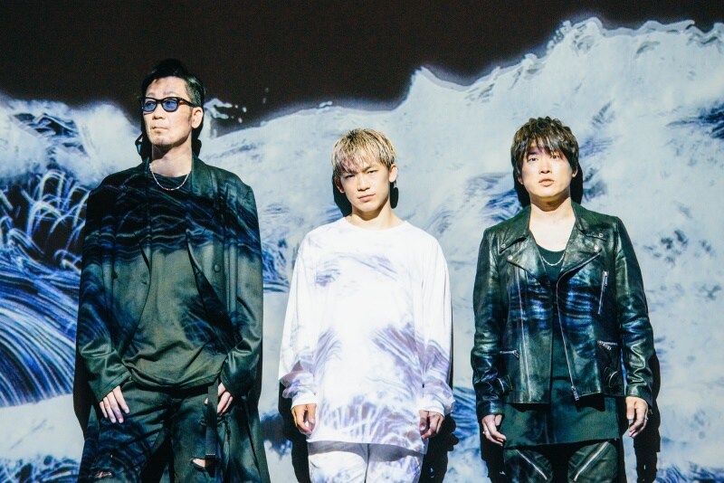左から黒田俊介、NAOTO、小渕健太郎。