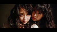 AKB48「点滅フェロモン」のミュージックビデオのワンシーン。