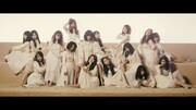 AKB48「点滅フェロモン」のミュージックビデオのワンシーン。