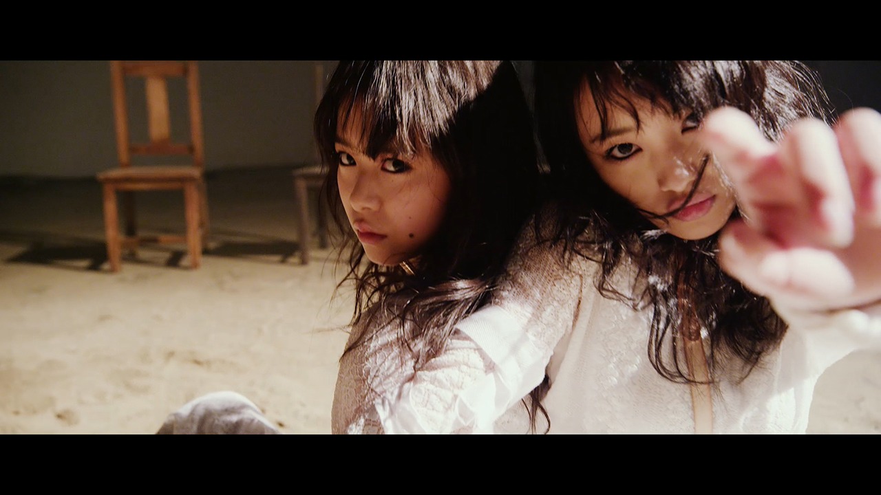 AKB48「点滅フェロモン」のミュージックビデオのワンシーン。