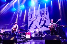 ゲスの極み乙女。「『達磨林檎』発売記念ライブ」の様子。