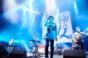 ゲスの極み乙女。「『達磨林檎』発売記念ライブ」の様子。